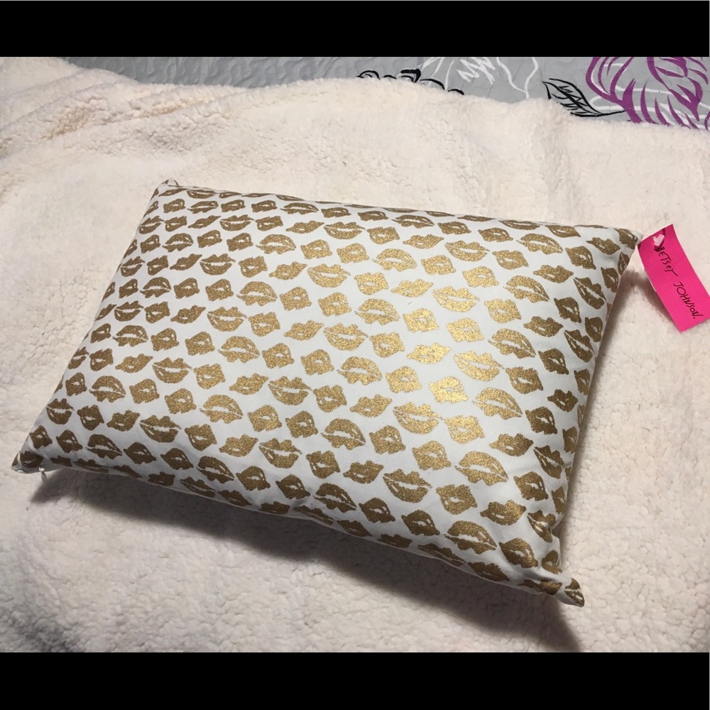 👄 Betsey Johnson Regal Roses Gold Lips Pillow